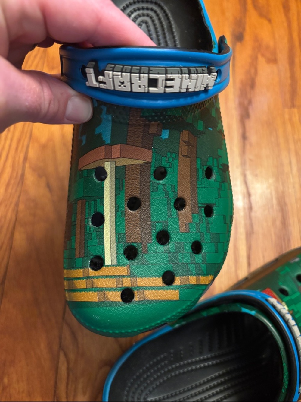 CROCS Kids Minecraft Style with 6 Jibbitz - Picture 3 of 4